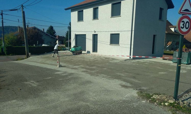 Réfection d'une cour en goudron émulsion bicouche, SAVOIE VIDANGE à Chambéry